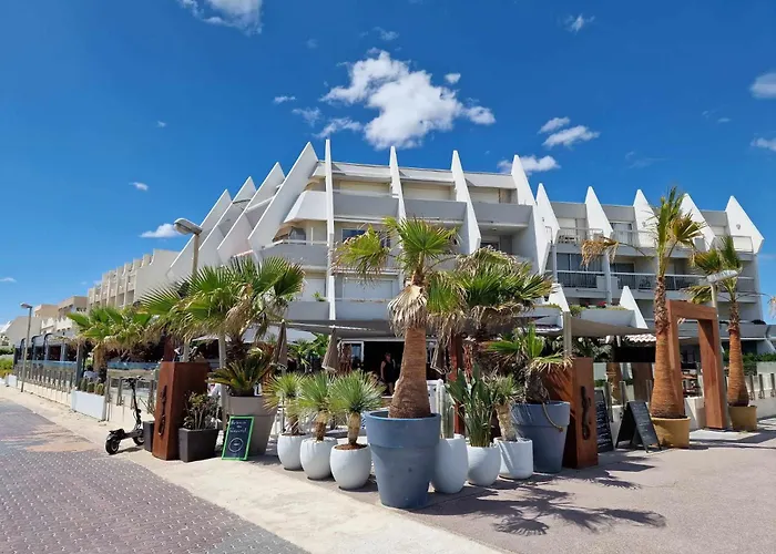 Appartement 1ere ligne piscine terrasse au bord de la plage front de mer avec 6 vélos